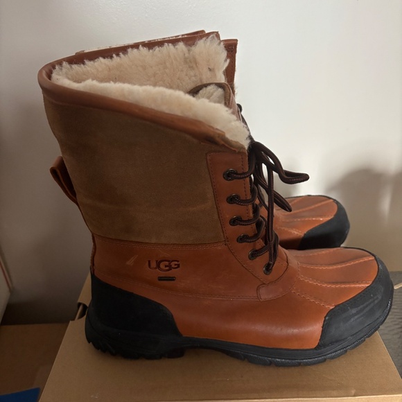 Ugg - Picture 2 of 4